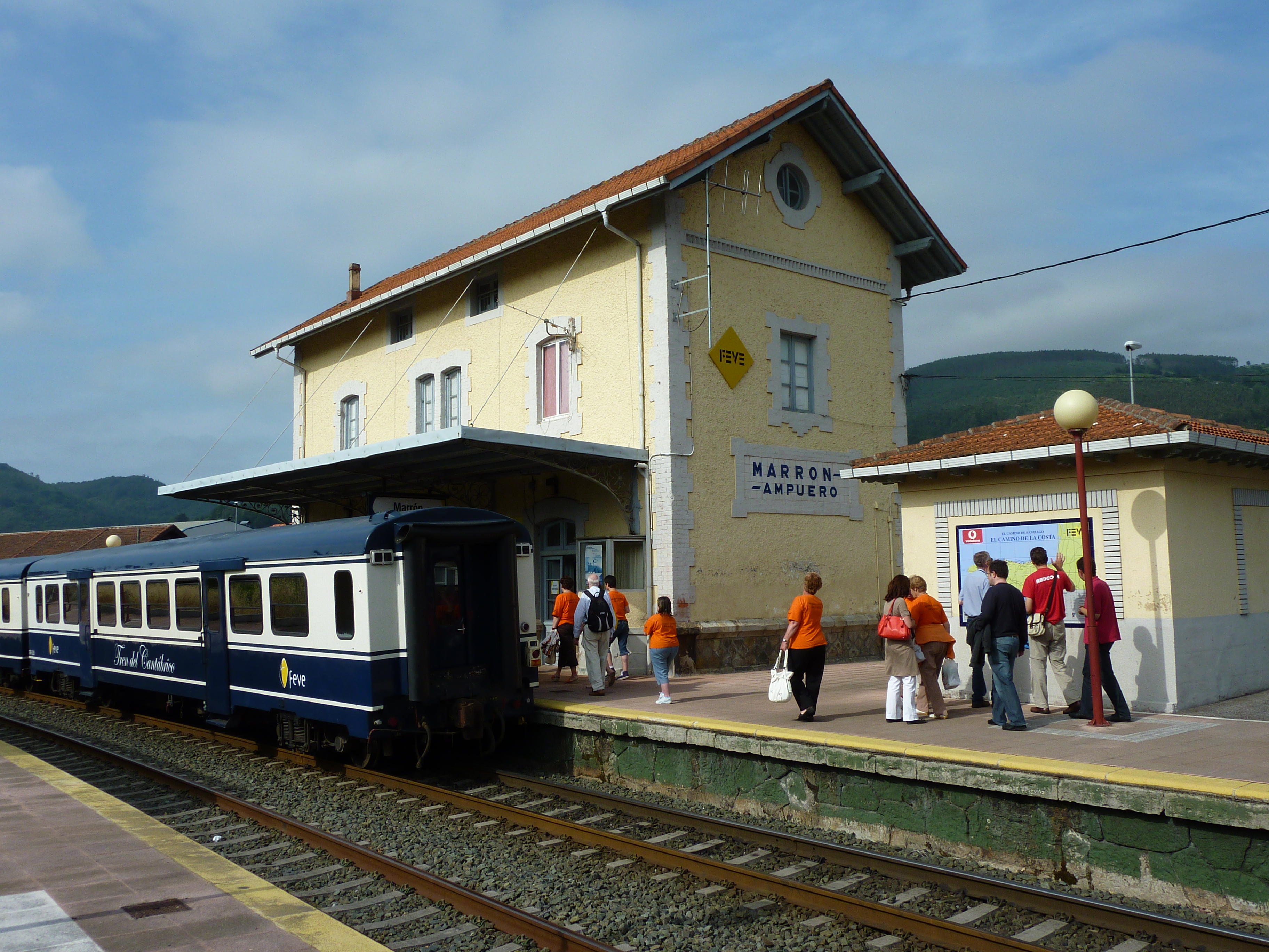 Estación de Marrón-Ampuero con tren turístico, fotografía de 2009