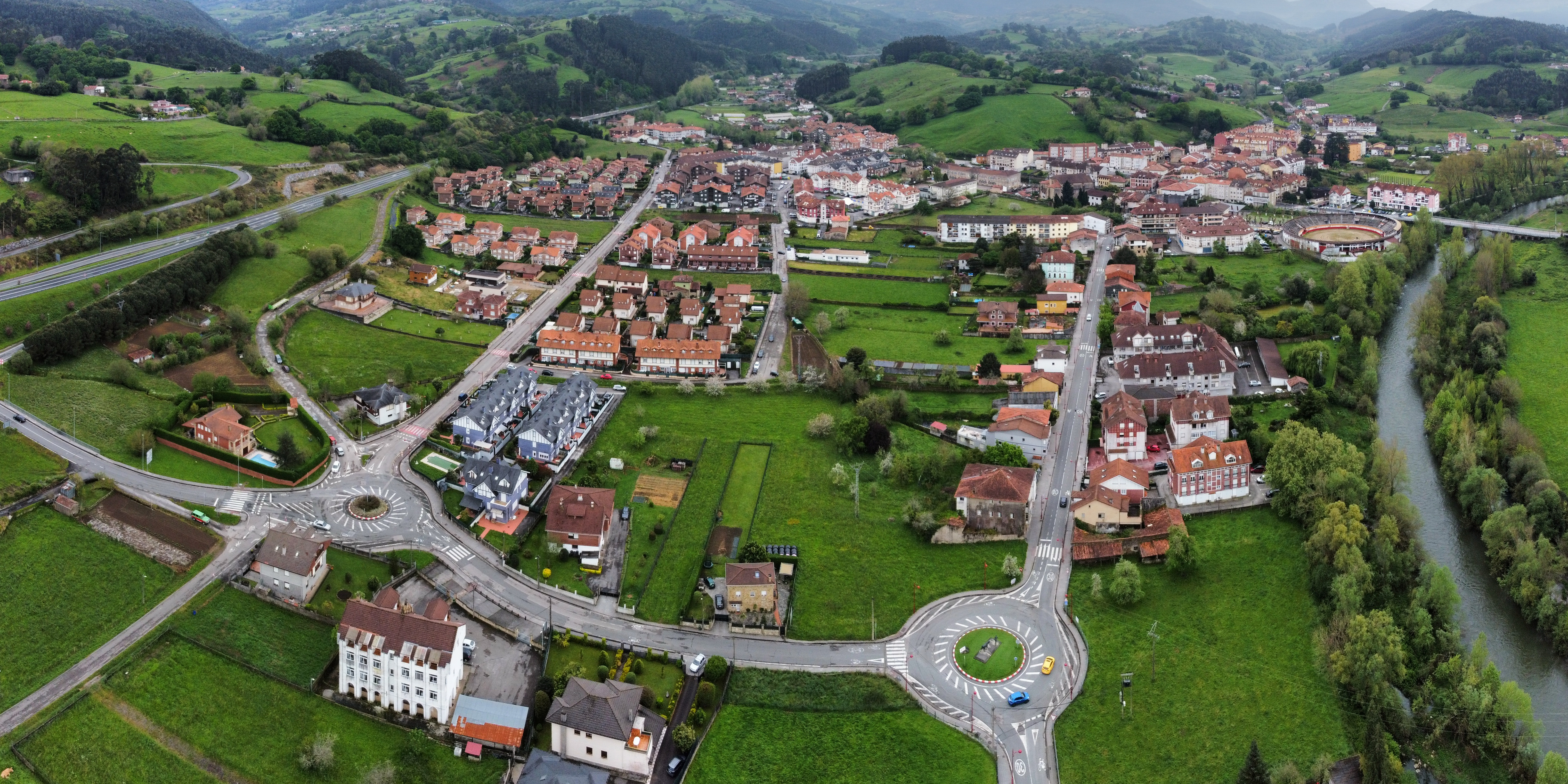 Vista aérea de la villa de Ampuero desde el norte, tomada en 2025