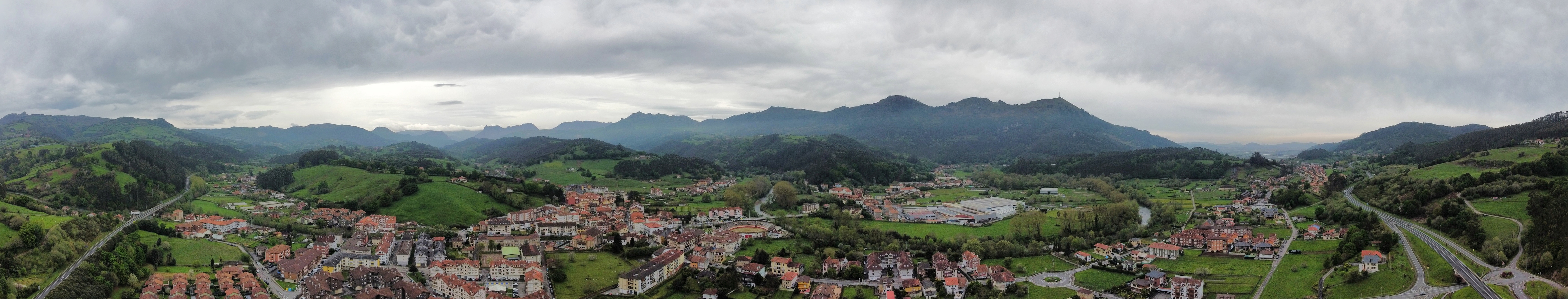 Panorámica aérea de Ampuero desde el noreste