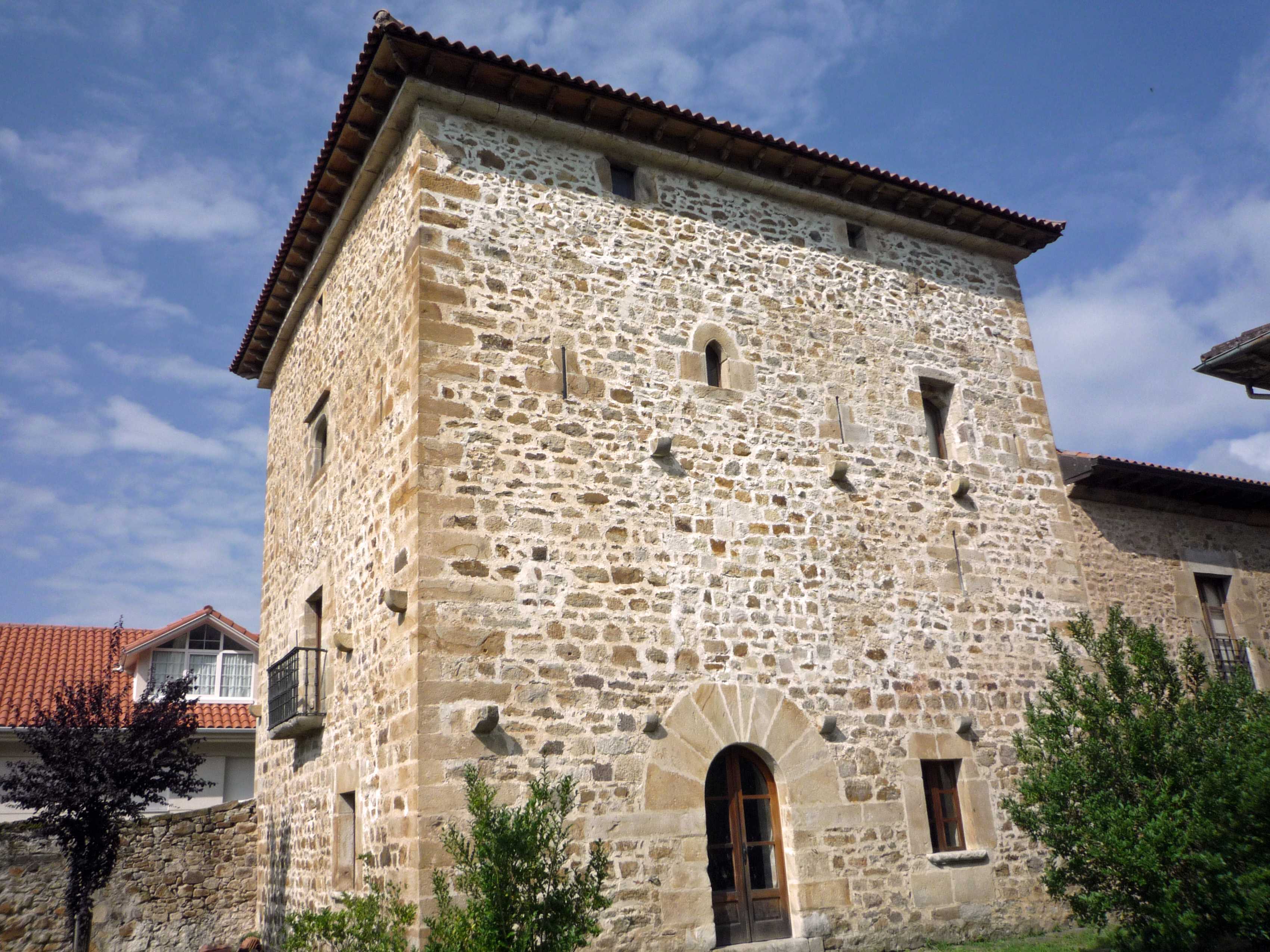Exterior de la torre de Espina en La Bárcena, Ampuero