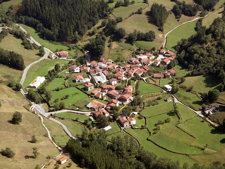 Vista del pueblo de Barriopalacio, en Anievas