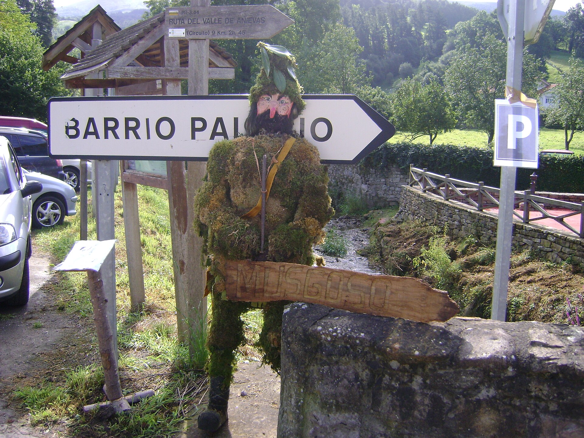 Entrada decorada de Barriopalacio durante la jornada de mitología