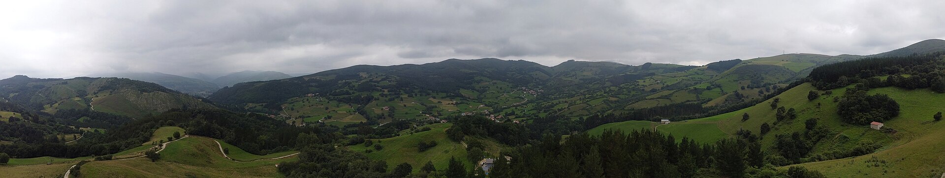 Vista panorámica del valle de Anievas, entre prados y montes