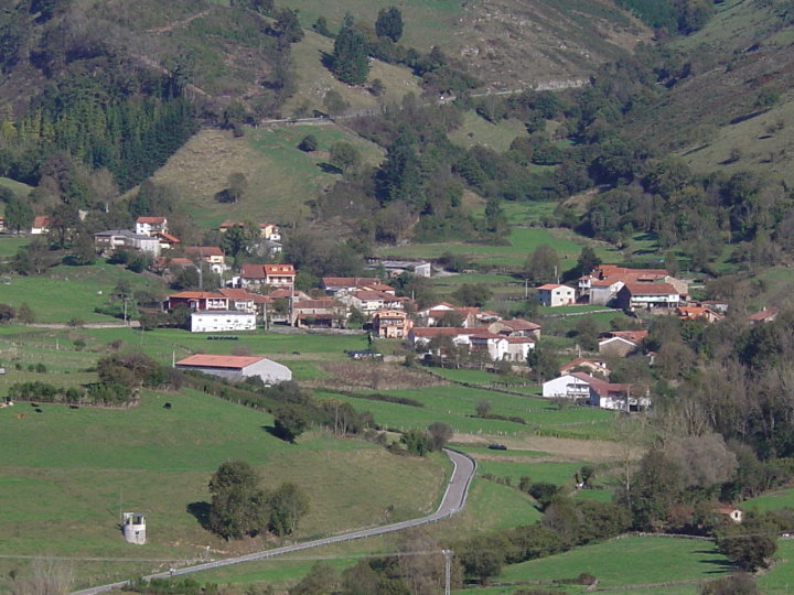 Vista de Villasuso, localidad del municipio de Anievas