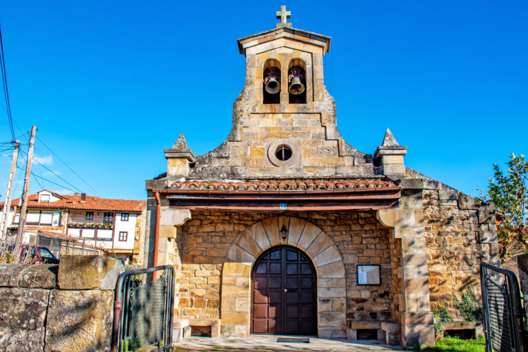 Fachada de la iglesia parroquial de Santa Eulalia en Bostronizo