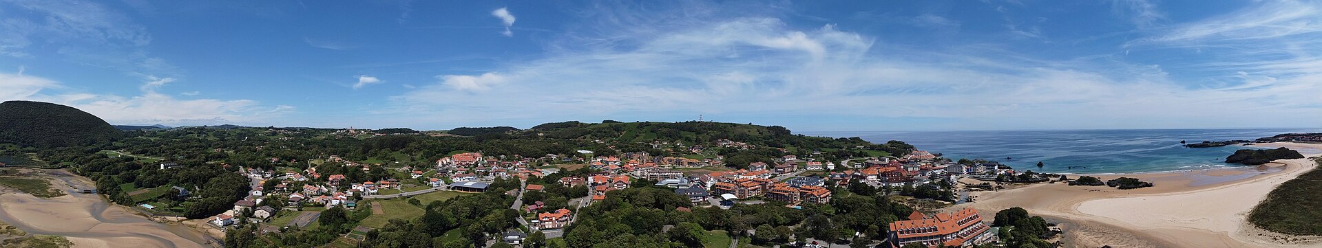 Vista de la localidad de Isla y su entorno costero en el municipio de Arnuero