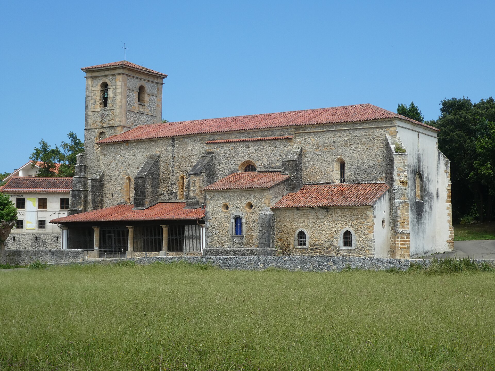 Iglesia de Nuestra Señora de la Asunción y antiguas escuelas contiguas, sede del Observatorio del Arte, Arnuero