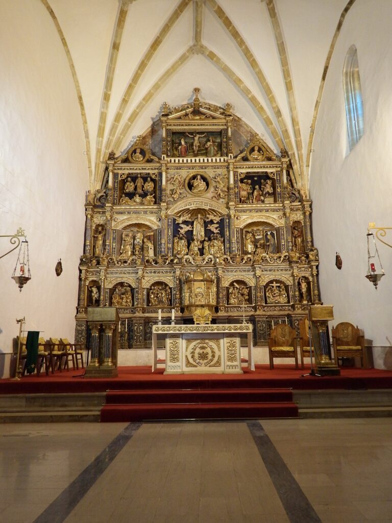 Retablo plateresco de la iglesia de Nuestra Señora de la Asunción, en Arnuero