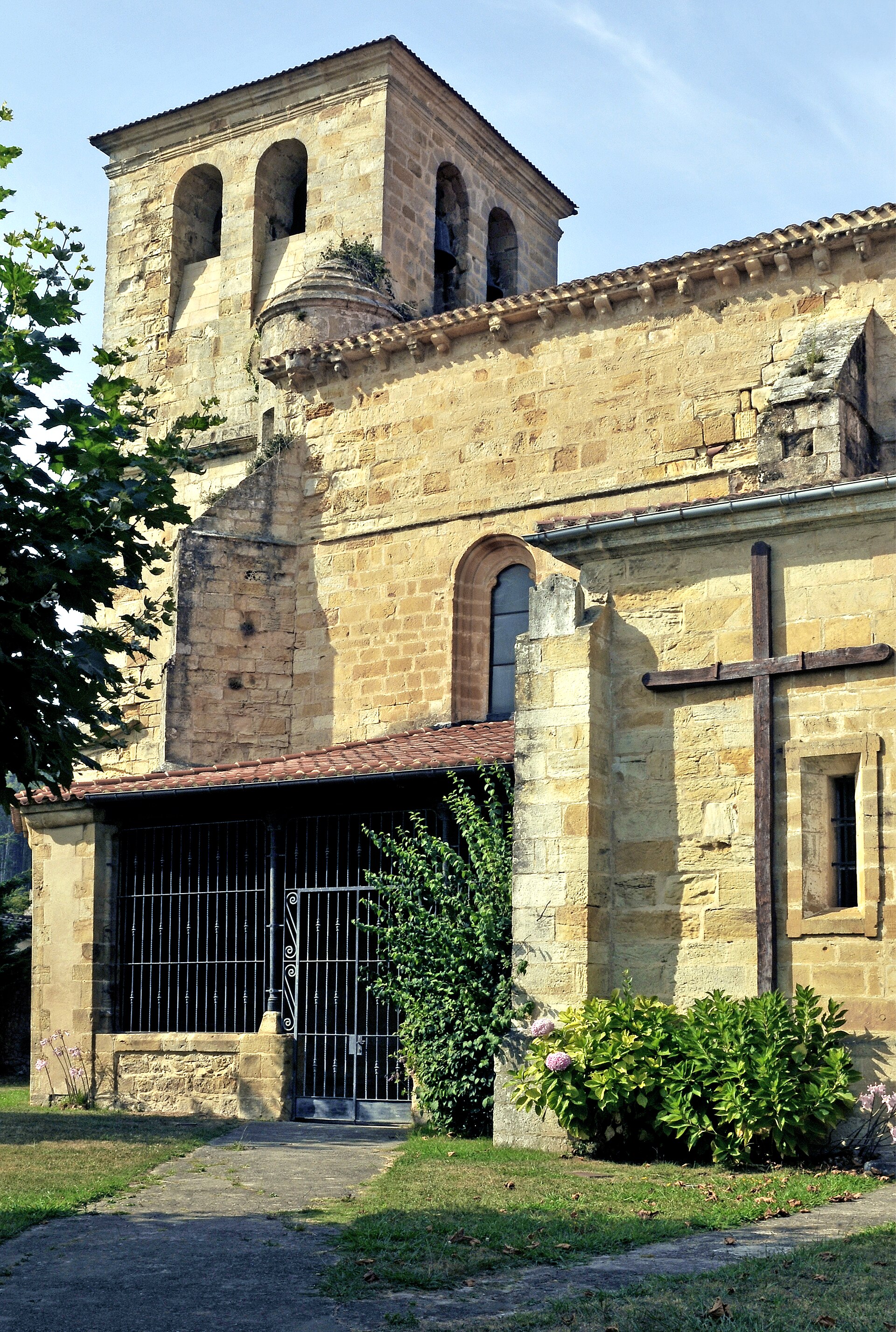 Iglesia de San Pedro en Castillo Siete Villas, municipio de Arnuero