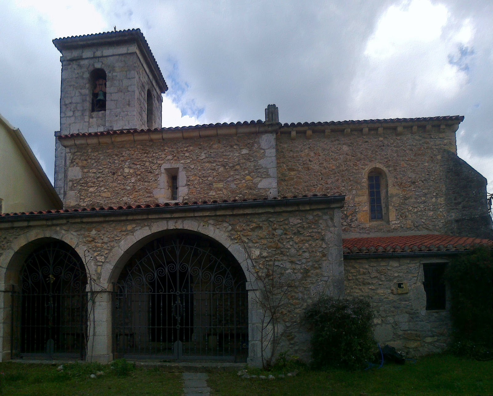 Iglesia de Santa María de la Luz de Soano, con su torre y pórtico de acceso