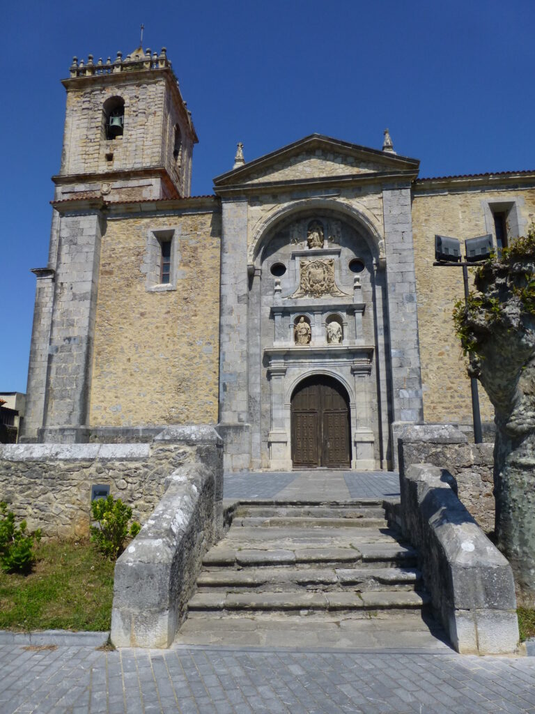 Portada de la iglesia de San Julián y Santa Basilisa en Isla