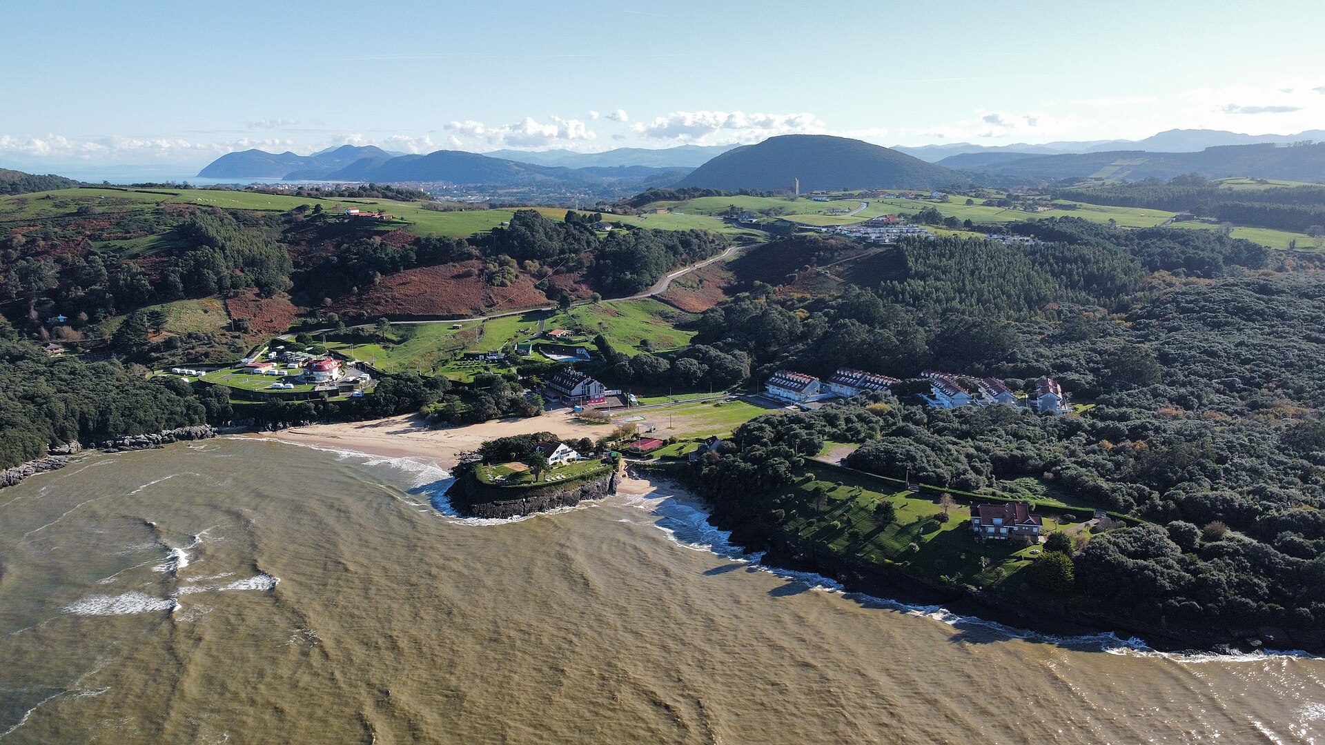 Playa de La Arena en la desembocadura de la ría de Castellano