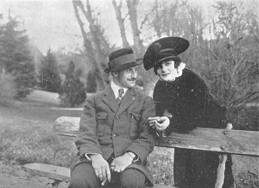 Retrato histórico del aviador Salvador Hedilla Pineda junto a su esposa, publicado en La Montaña el 8 de diciembre de 1917