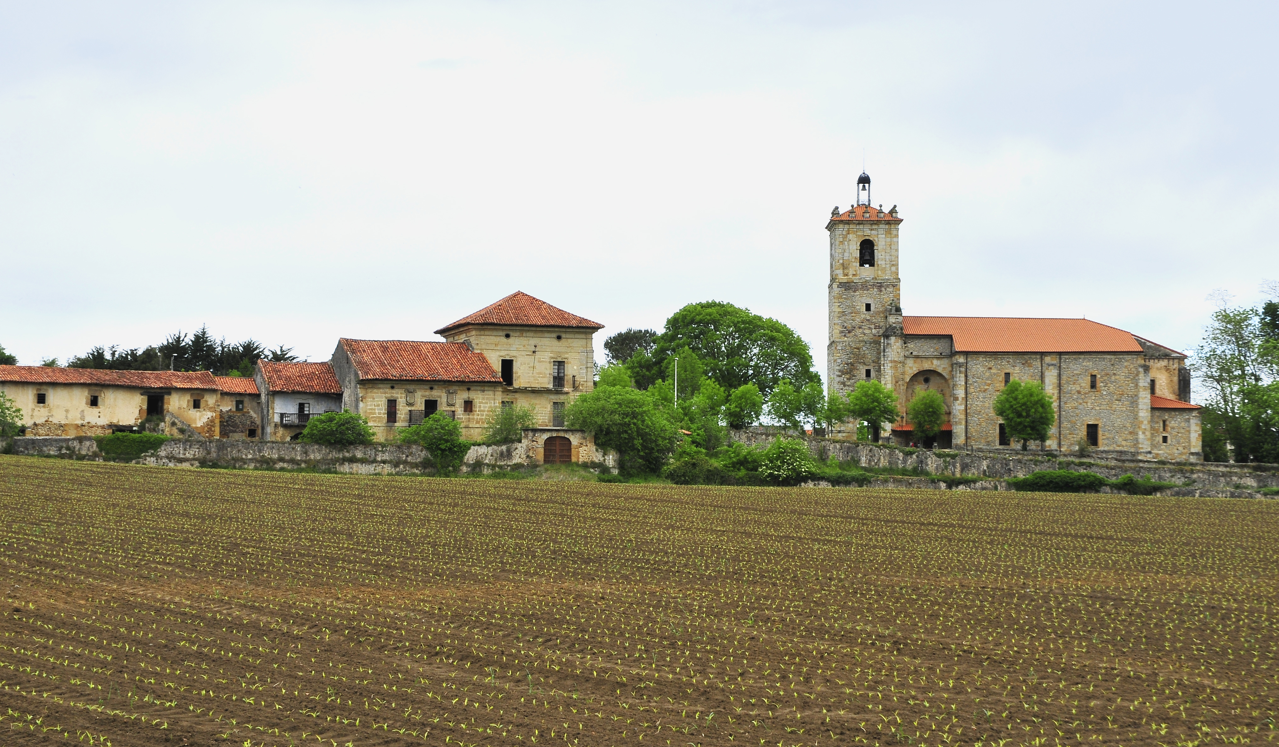 Vista del barrio de la Iglesia en Bárcena de Cicero