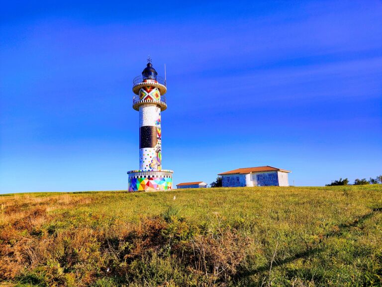 Faro de Ajo pintado por Okuda San Miguel en el cabo de Ajo