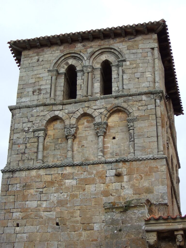 Torre románica de la colegiata de San Pedro de Cervatos