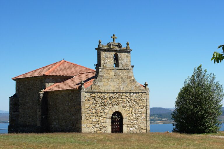 Ermita de Nuestra Señora de las Nieves, en la divisoria de Monegro y Villasuso