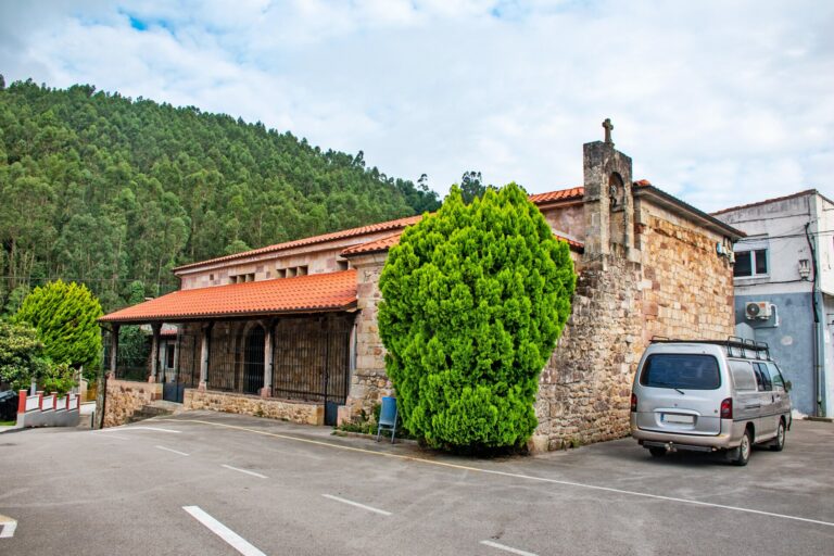 Iglesia de Santiago y San Felipe en Santiago de Cartes