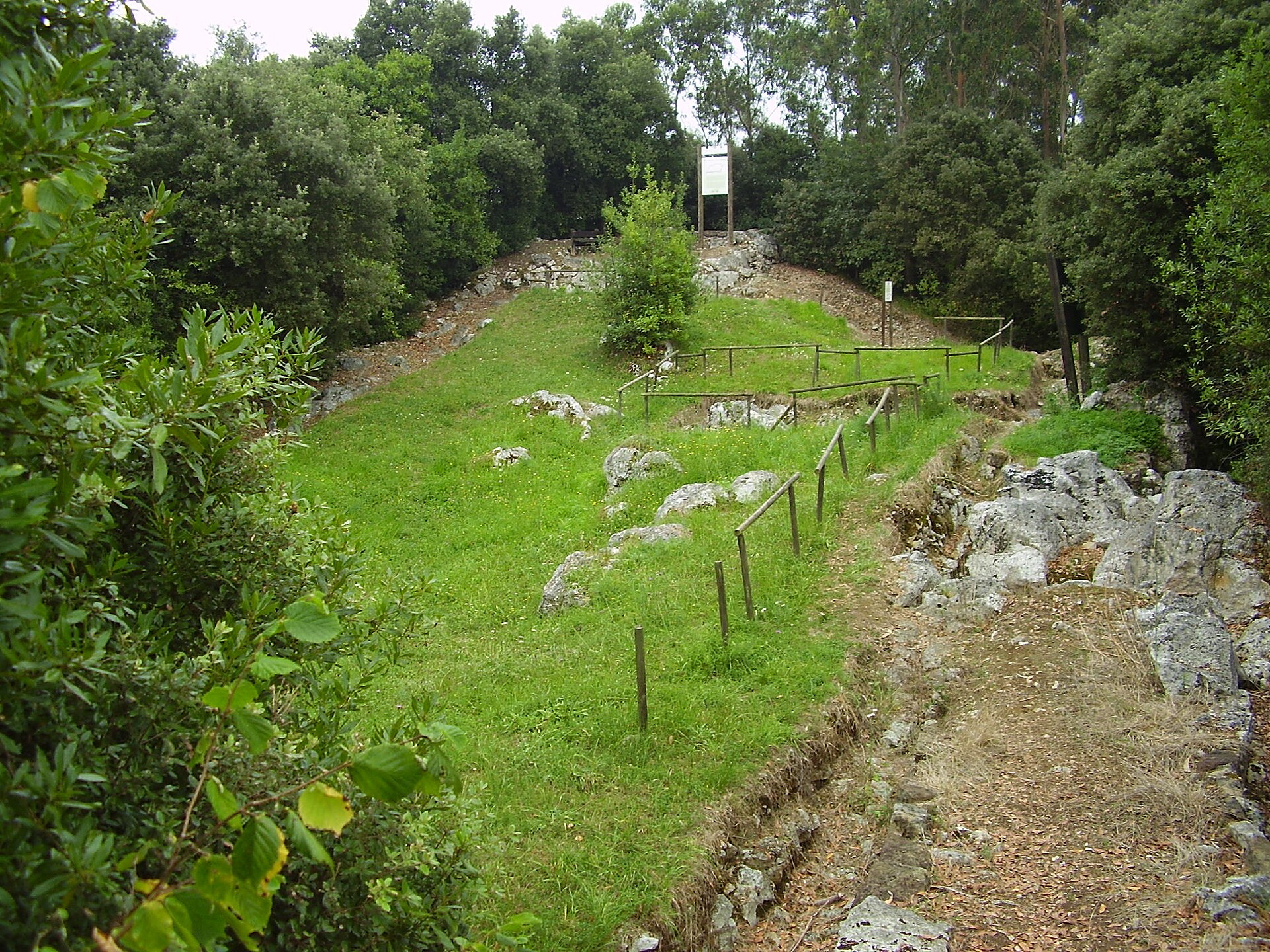 Restos del castillo del Collado en Escobedo de Camargo