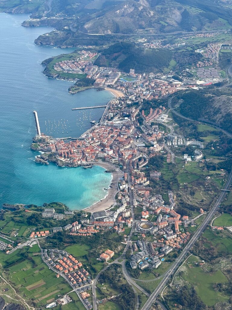 Panorámica urbana de Castro-Urdiales con su costa y el conjunto histórico