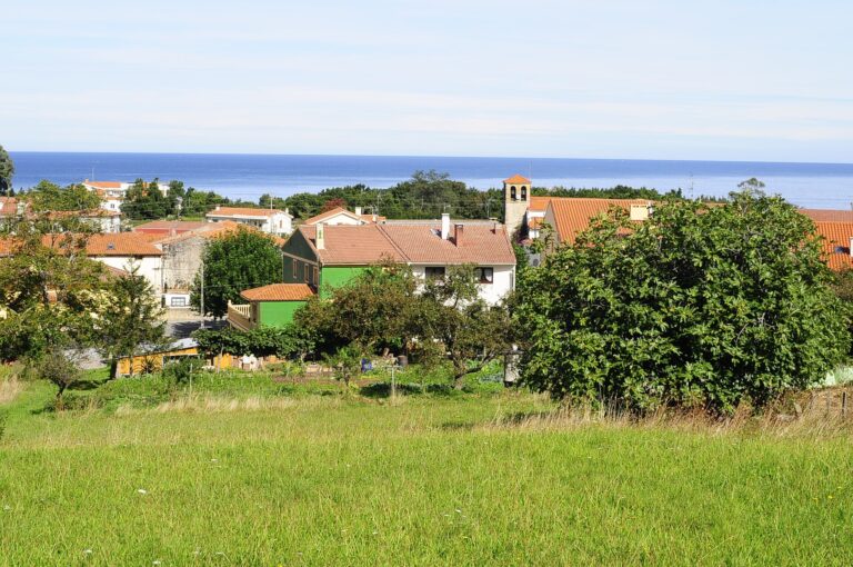 Vista del núcleo de Islares y su entorno costero
