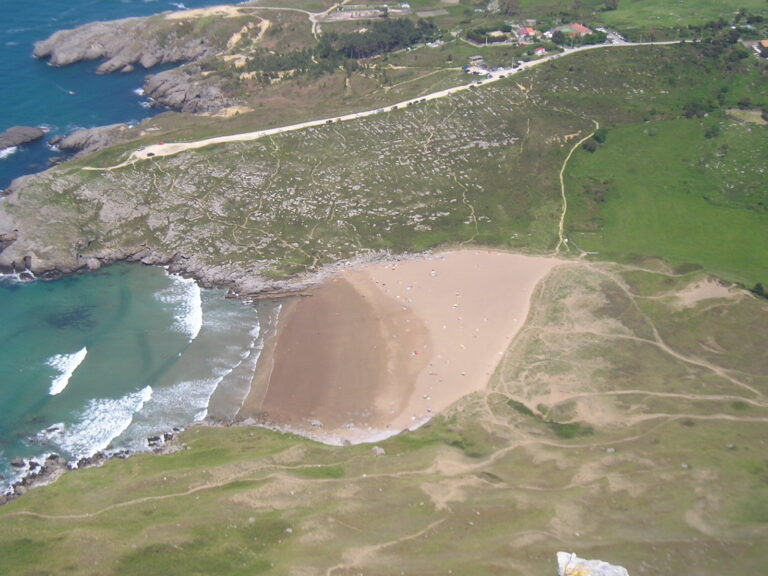 Playa y costa de Sonabia, barrio de Oriñón