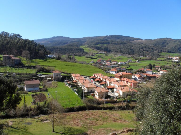 Vista del núcleo y valle de Otañes