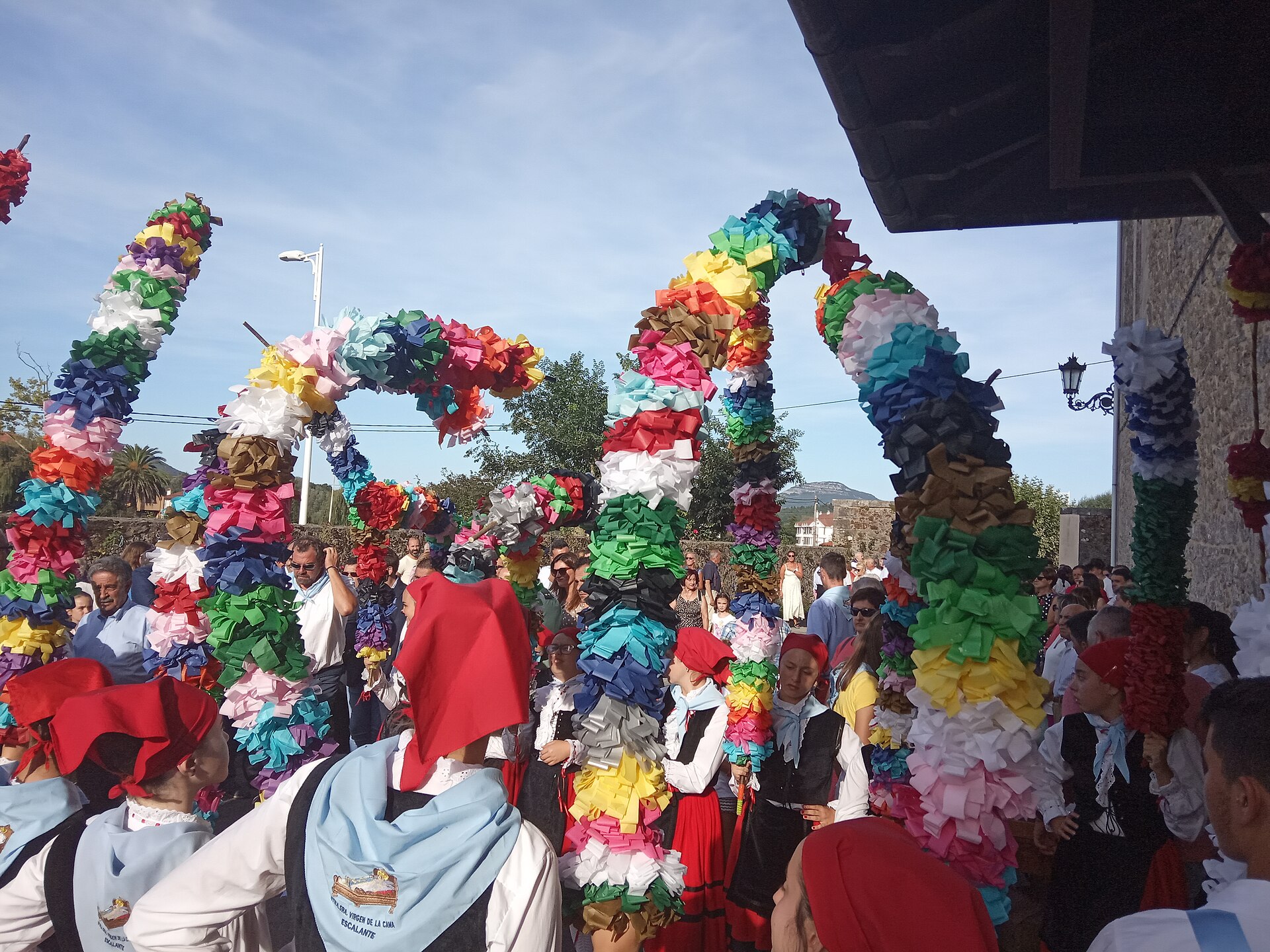 Danzantes de Escalante con arcos florales durante la fiesta de la Virgen de la Cama