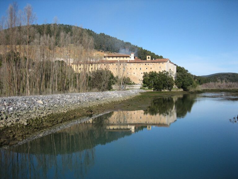 Convento de Montehano junto a las marismas