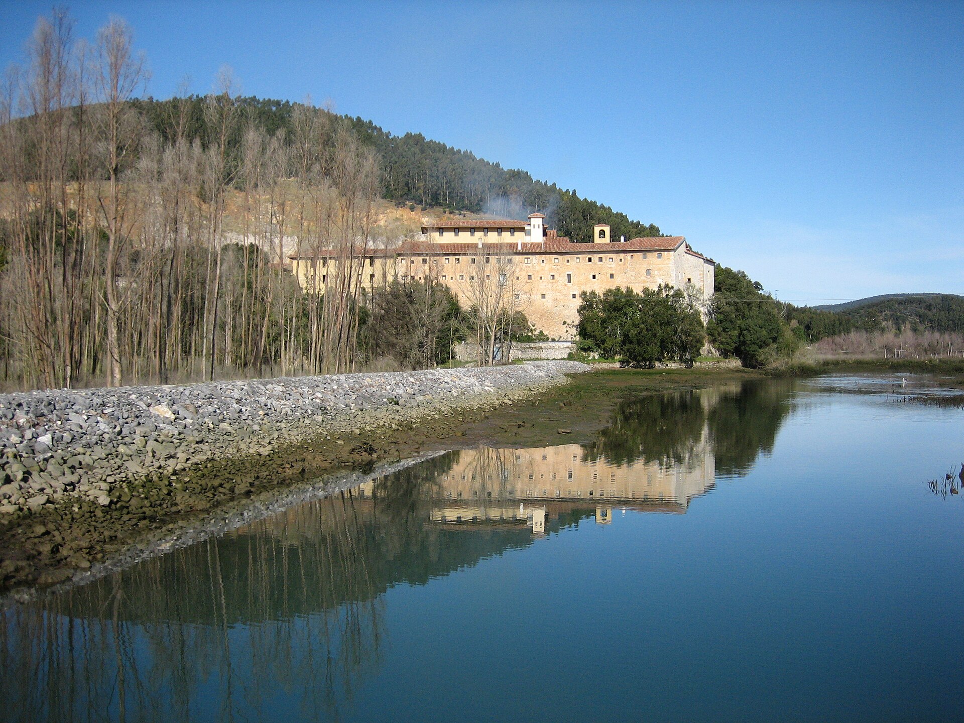 Convento de Montehano junto a las marismas
