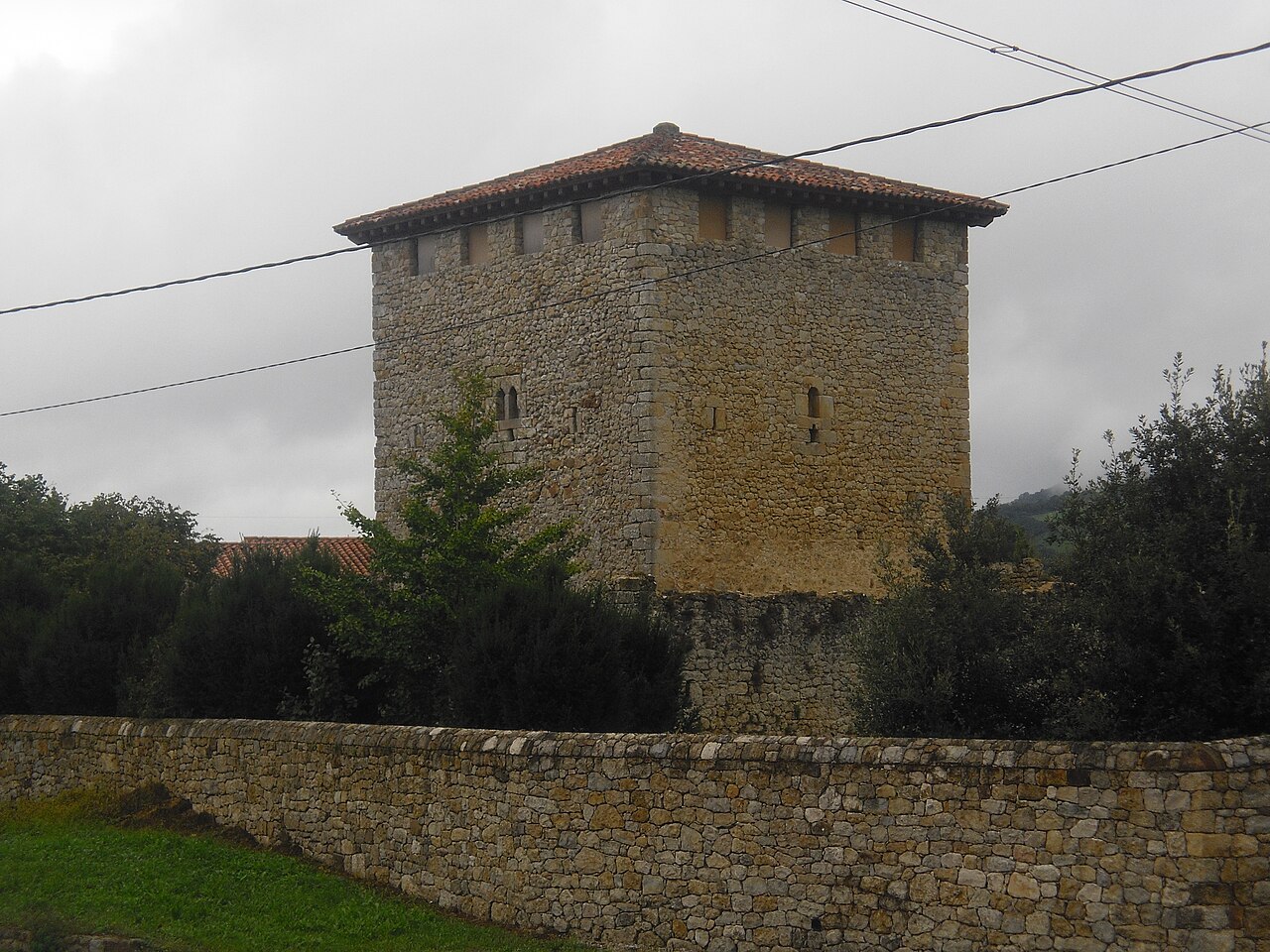 Torre medieval de Cabanzón y su cerca de piedra