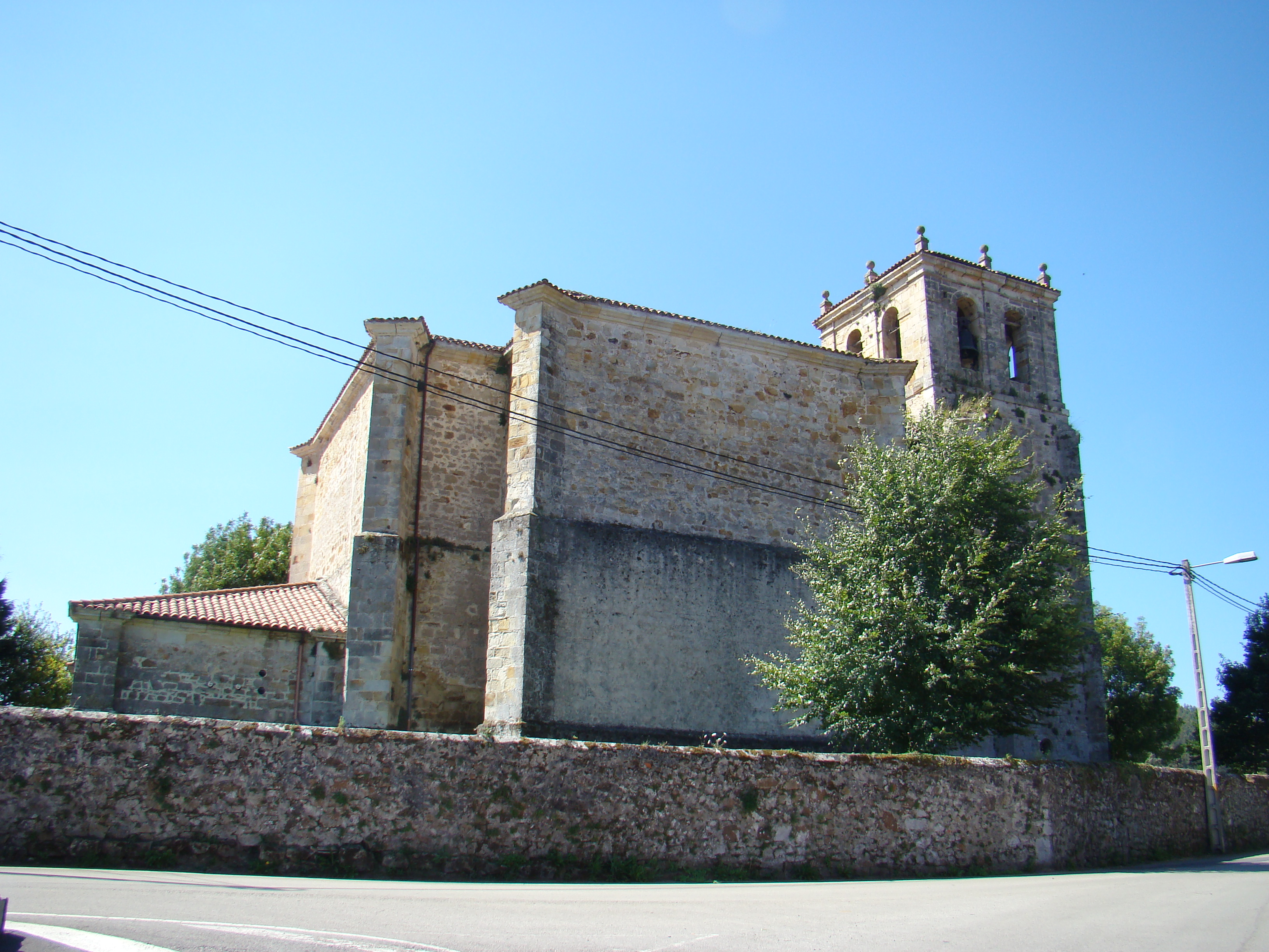 Fachada y torre de la iglesia de San Pelayo en Cicero