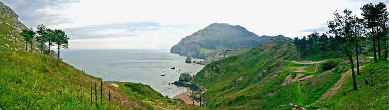 Vista panorámica de la costa rocosa de Liendo y el macizo de Candina