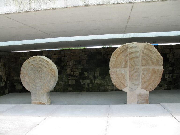 Las estelas de Barros en el Parque de las Estelas