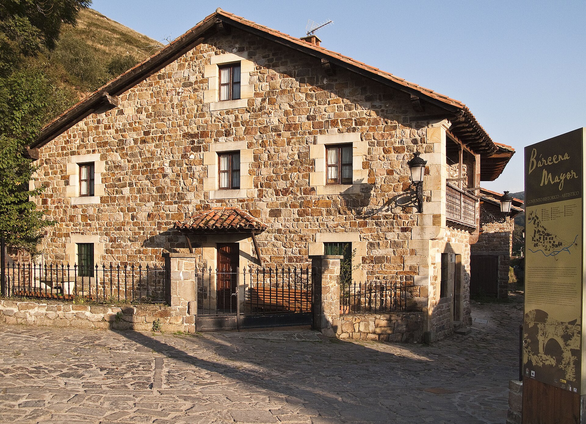 Entrada y caserío de Bárcena Mayor, en Los Tojos