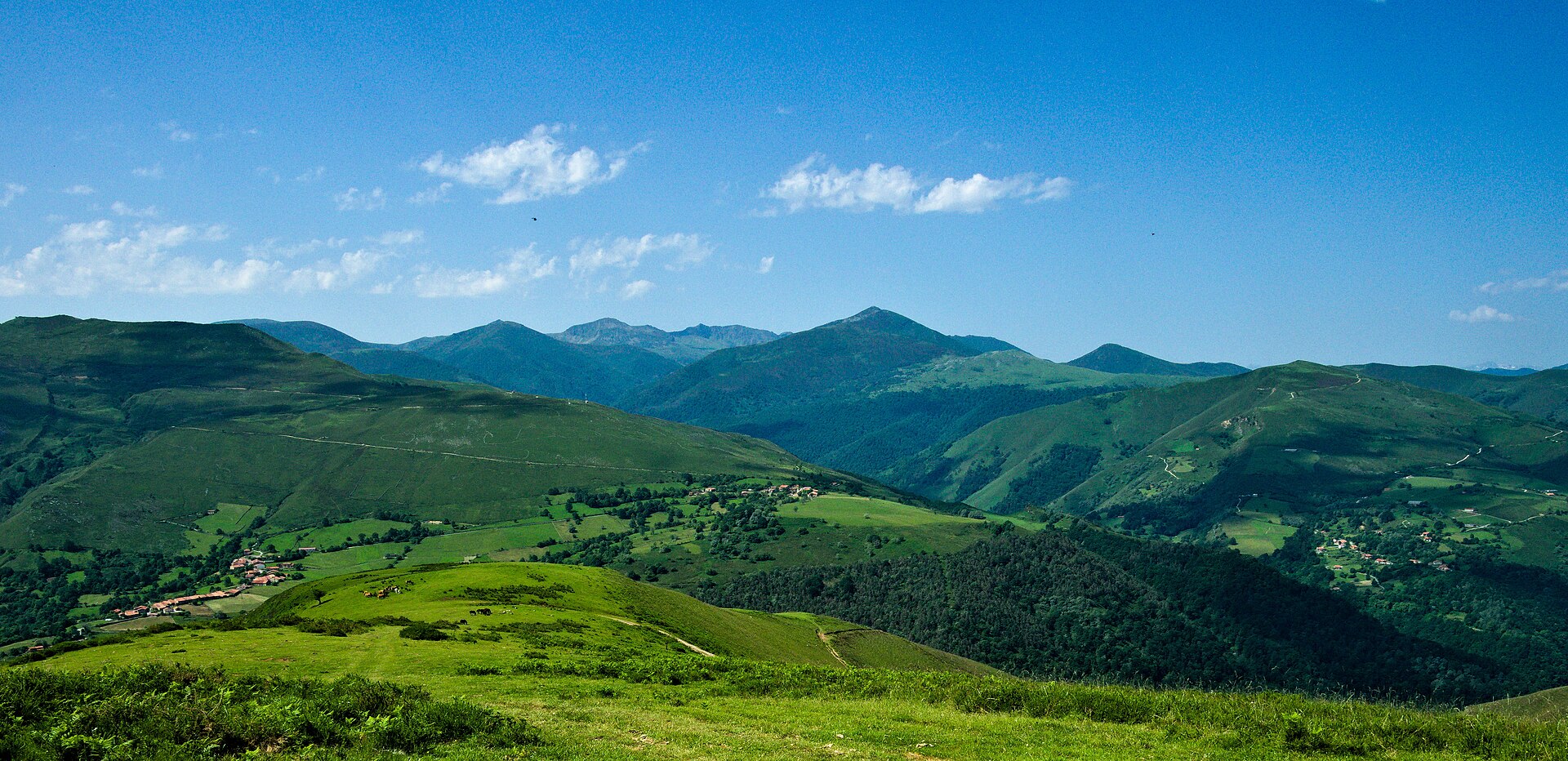 Vista hacia el sur desde el Alto de la Silla, con Los Tojos, Colsa y El Tojo