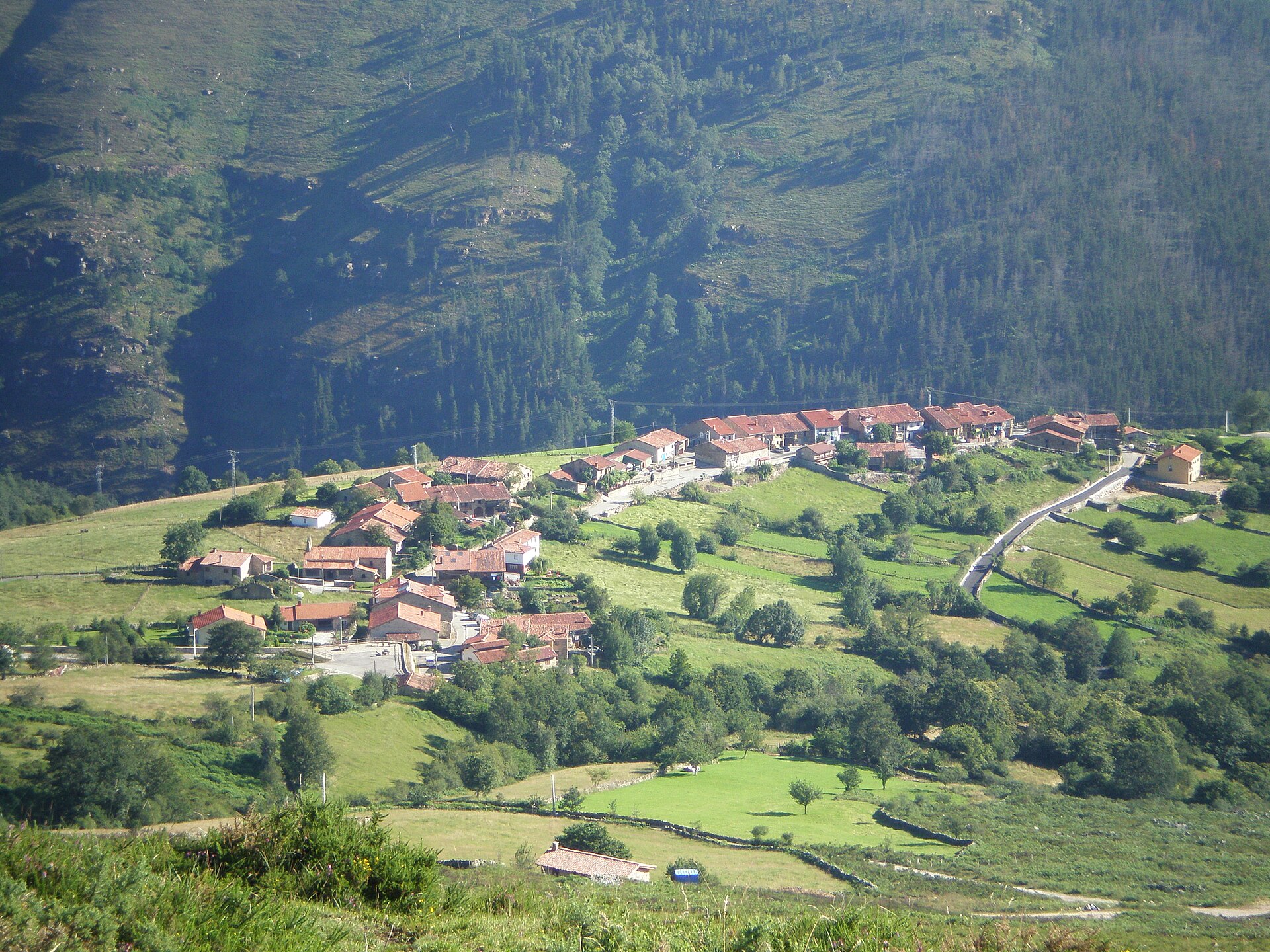 Vista del pueblo de Los Tojos en el valle del Saja