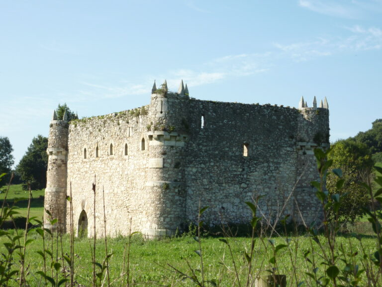 Castillo de Agüero, en el conjunto histórico de la localidad