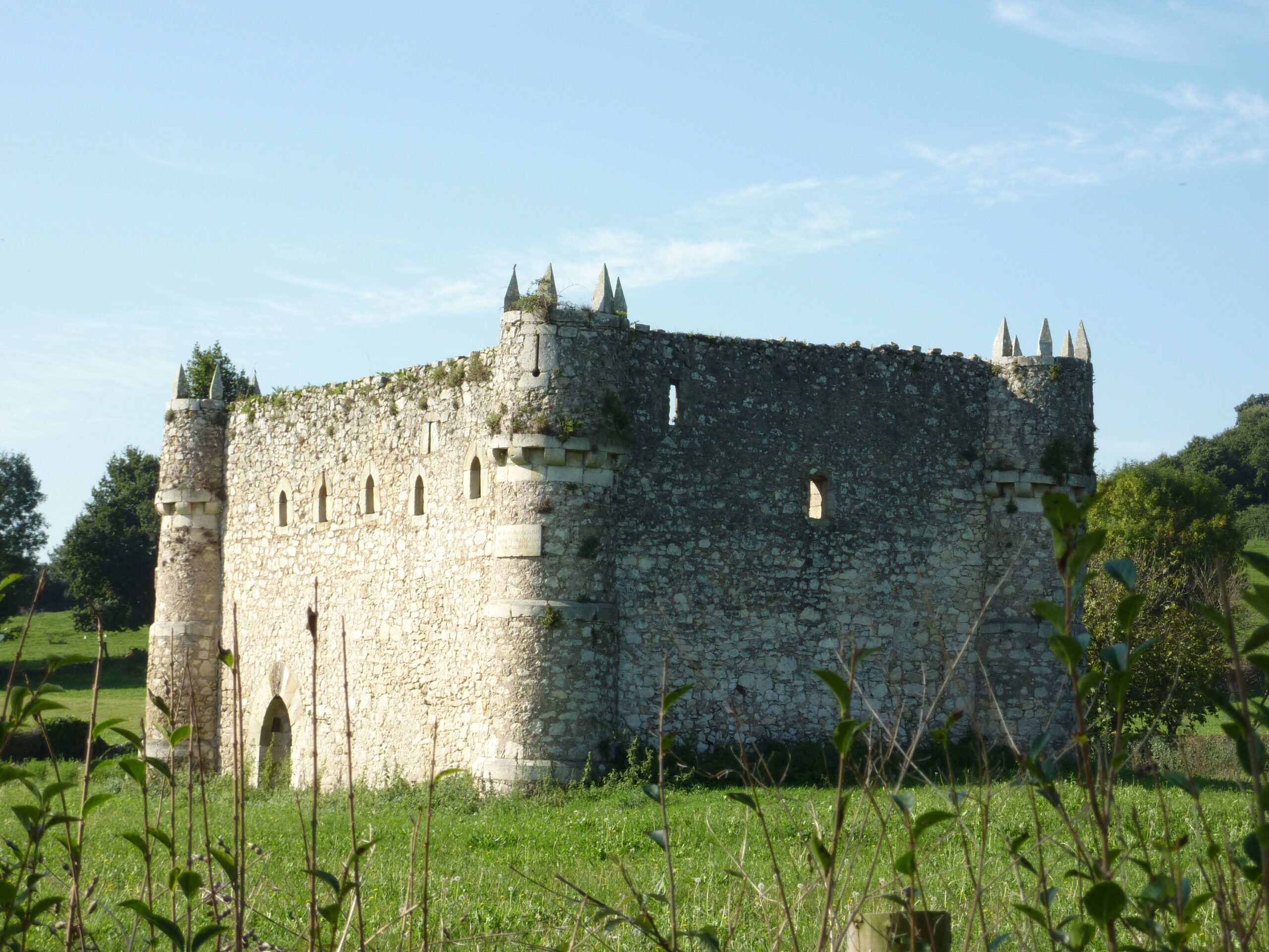 Castillo de Agüero, en el conjunto histórico de la localidad
