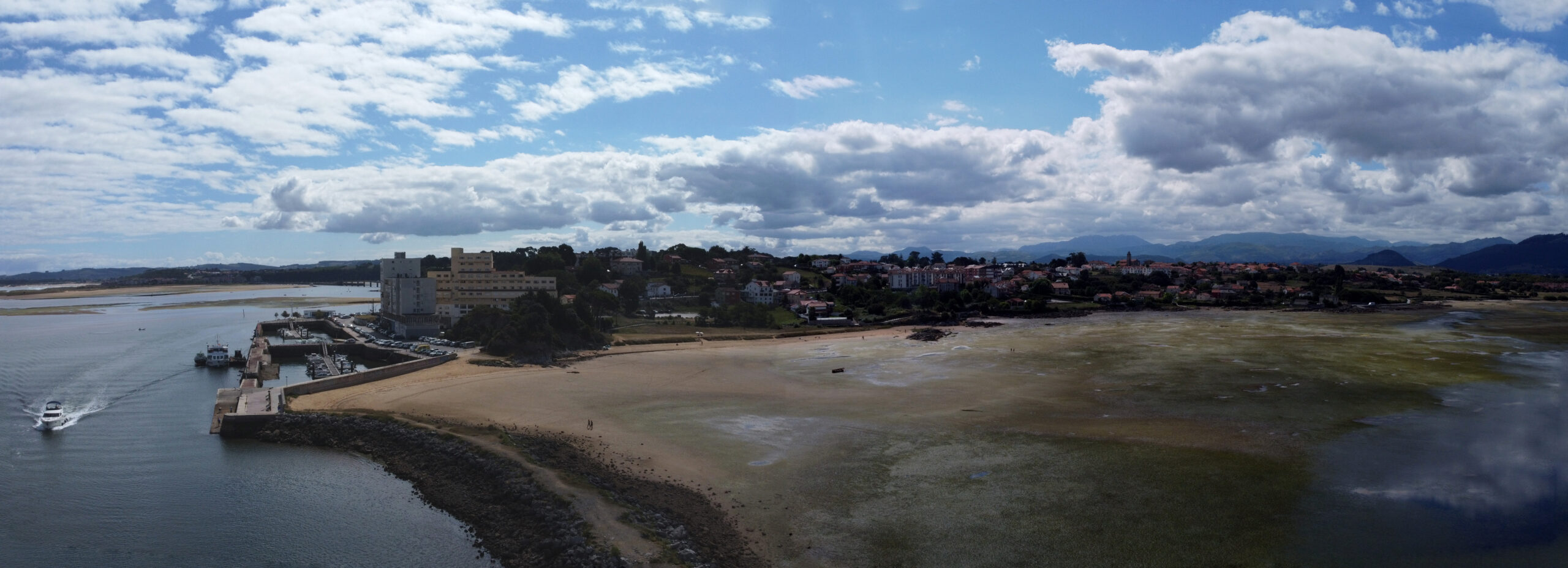 Panorámica real de Pedreña, con la playa de El Rostro en primer término y la bahía