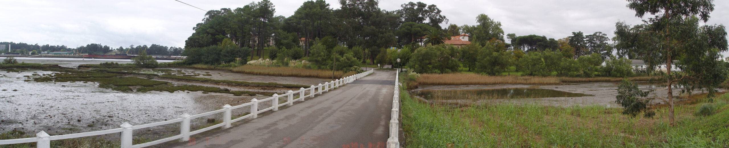 Acceso a la isla de Pedrosa y marisma de Pontejos