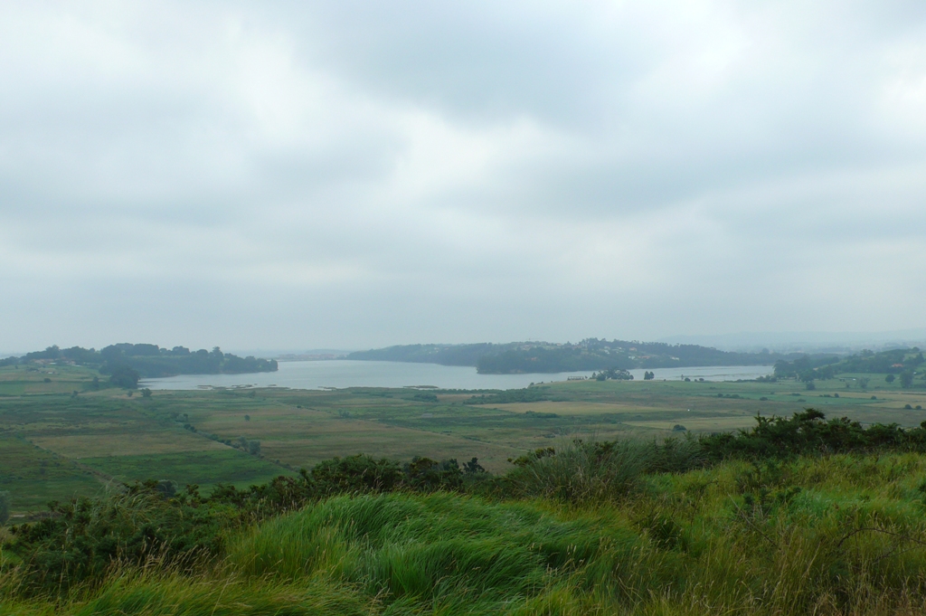 Panorámica de la ría de Cubas y las praderías de su entorno
