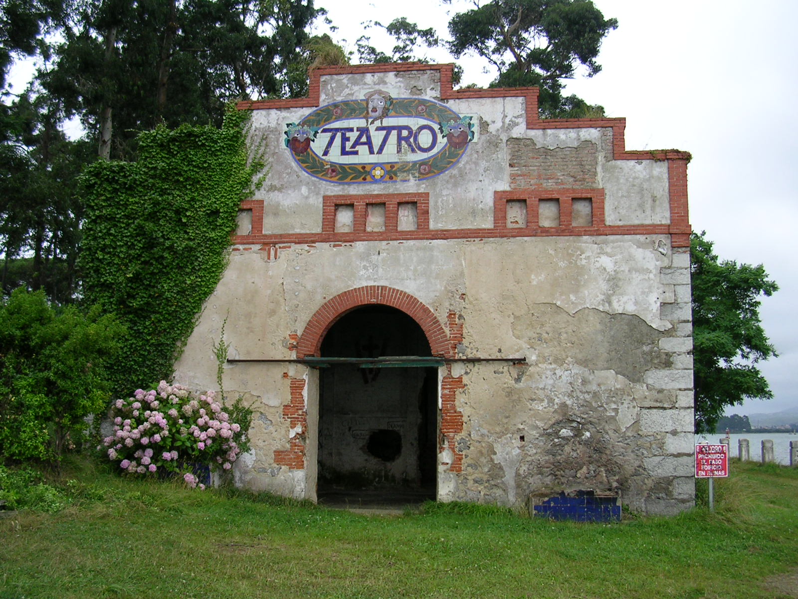 Antiguo teatro de la isla de Pedrosa en una fotografía de 2004
