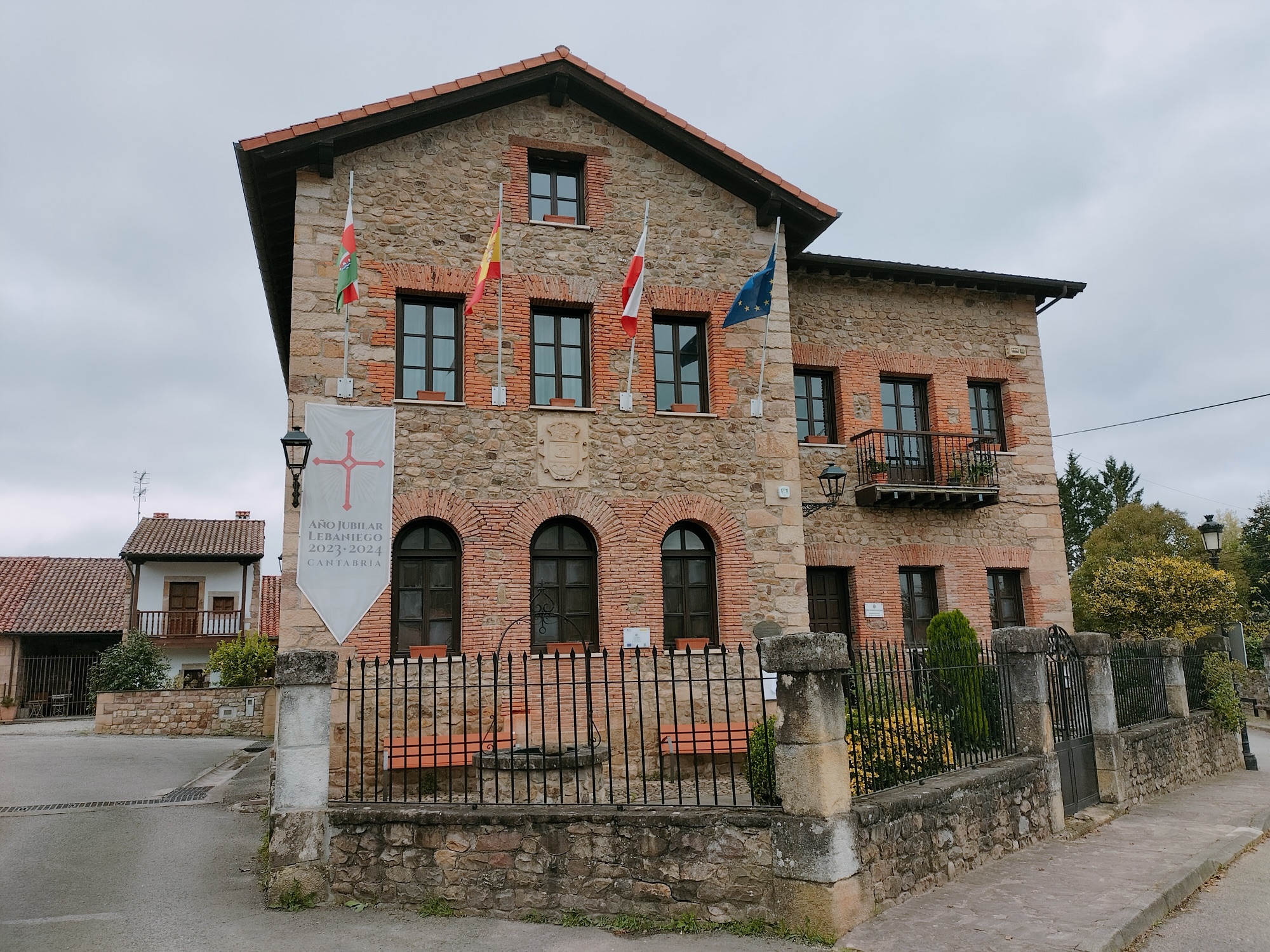 Casa consistorial y arquitectura de piedra en Mazcuerras
