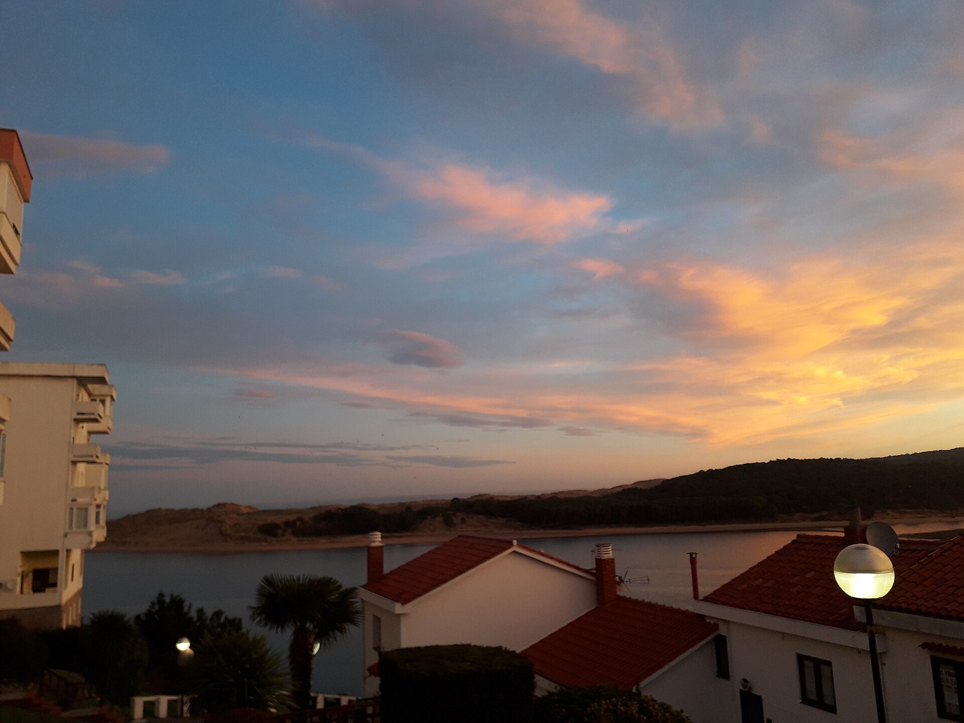 Mogro junto a la ría del Pas