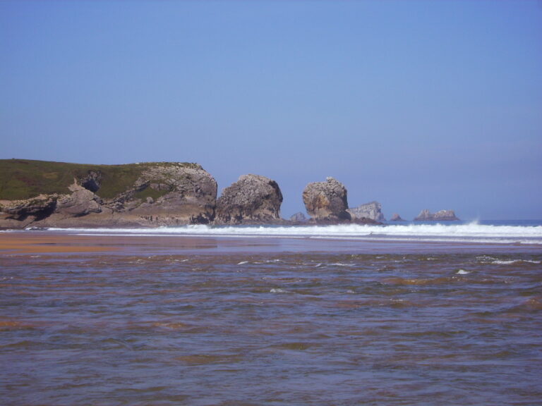 Punta del Águila en la costa de Miengo