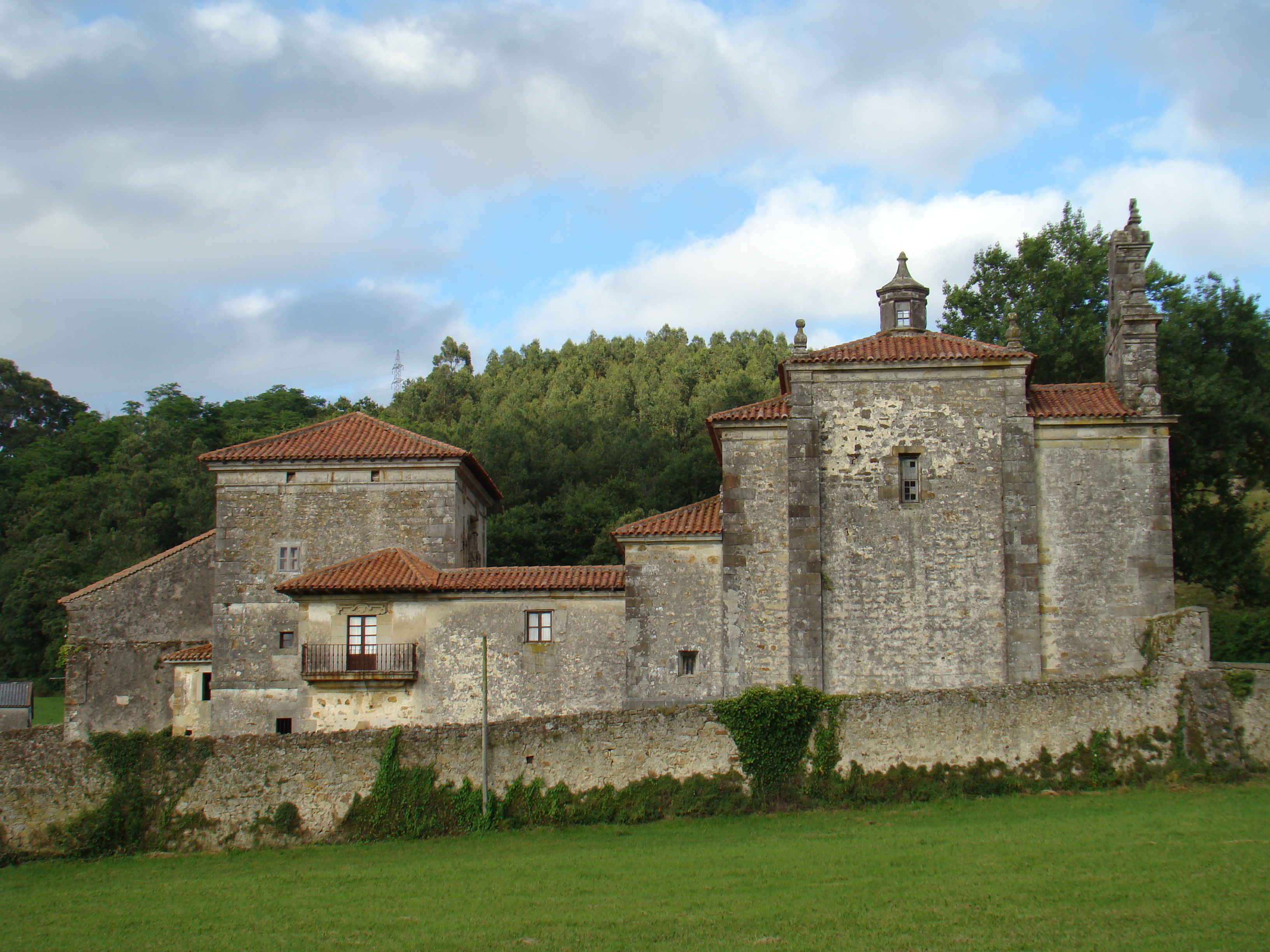 Vista exterior del Palacio de Rugama y la capilla del Carmen en Gama