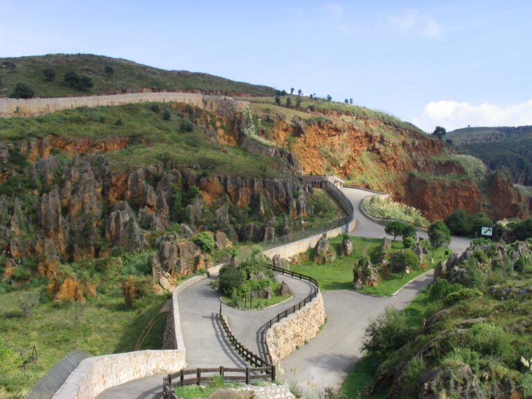 Paisaje kárstico y recorrido del Parque de la Naturaleza de Cabárceno