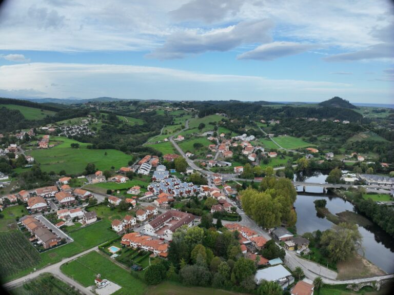 Vista panorámica de Oruña con el barrio de La Lastra en primer término