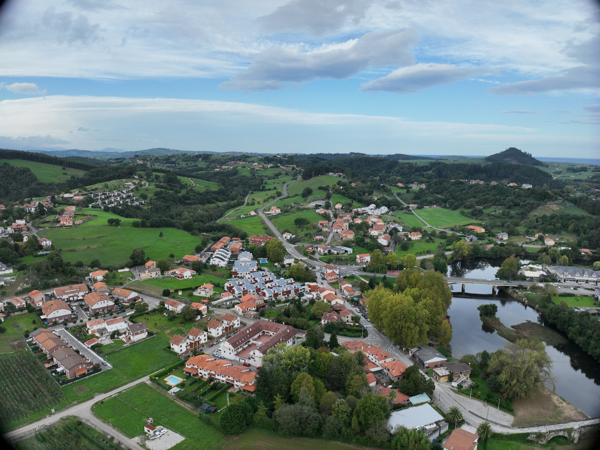 Vista panorámica de Oruña con el barrio de La Lastra en primer término